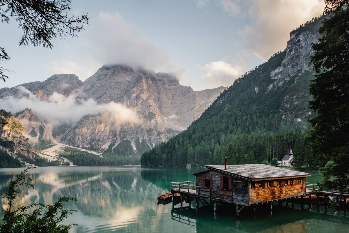 Öffentliches Beispielfoto eines Bergsees mit Hütte